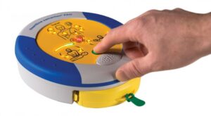 Defibrylator Samaritan PAD 350 P 3 1500p trainer left hand on 0109 web 20150901 155650 aed 3 300x165 1