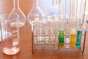 Czynniki chemiczne na stanowisku pracy pracownika ogólnobudowlanego – zagrożenia, skutki zdrowotne i zasady bezpiecznej pracy 1 bdyczewski lab 1009190 1920