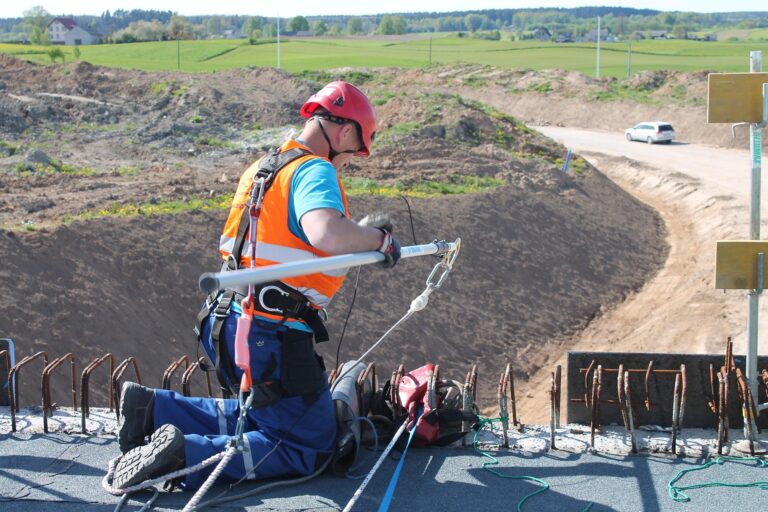 Kiedy nie można wykonywać prac na wysokości? Zasady BHP, warunki pogodowe i zabezpieczenia 1 fallprotection ohs 3455621 1920